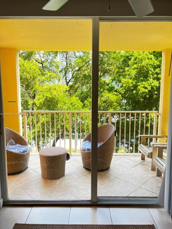 Building Photo - 19501 E Country Club Dr