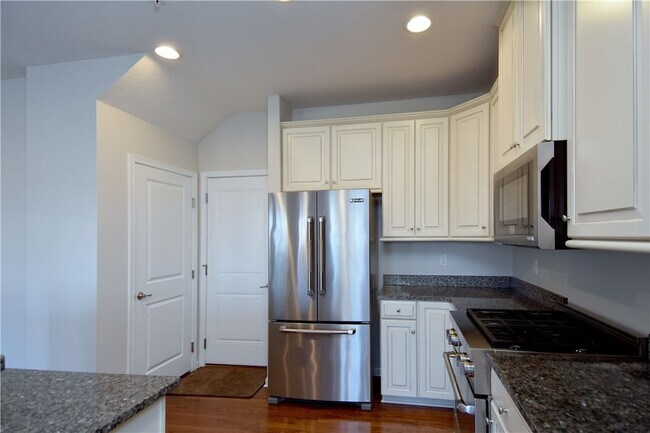 Building Photo - 616 Edison Dr