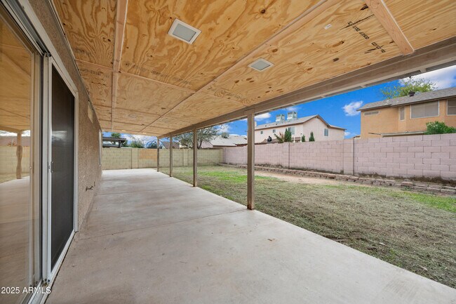 Building Photo - 9018 W Cambridge Ave