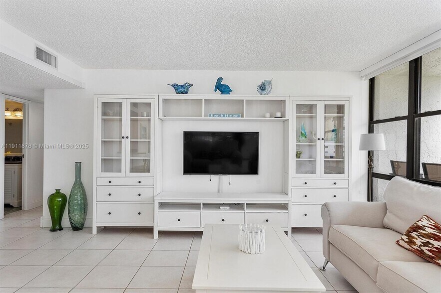 Building Photo - 1000 Parkview Dr