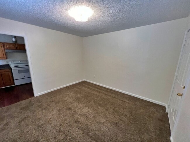 Building Photo - Recently renovated 1 Bedroom Duplex Ready ...