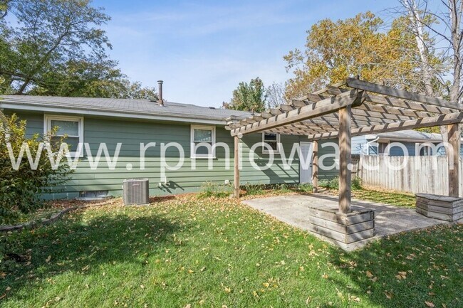 Building Photo - UPTOWN ANKENY!! 3 Bedroom, 2 Bath Home in Ankeny