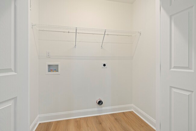 Building Photo - 517 W Cemetery St