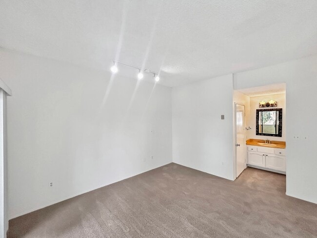 Building Photo - Beautiful 3BD/3BA W/ Attached Garage and In-Unit Laundry in La Jolla!