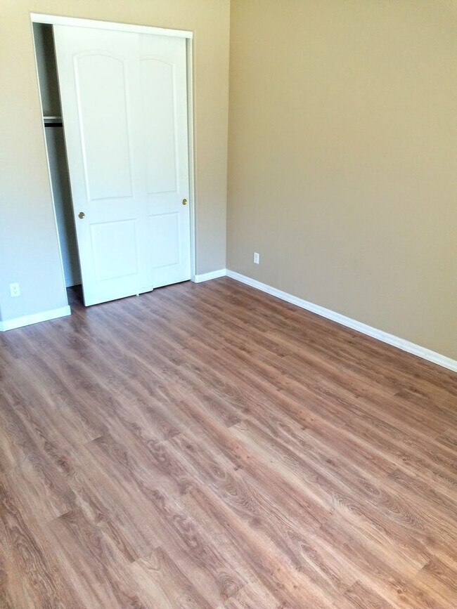 Building Photo - HUGE 5 bedroom, 3 bathroom in Glendale