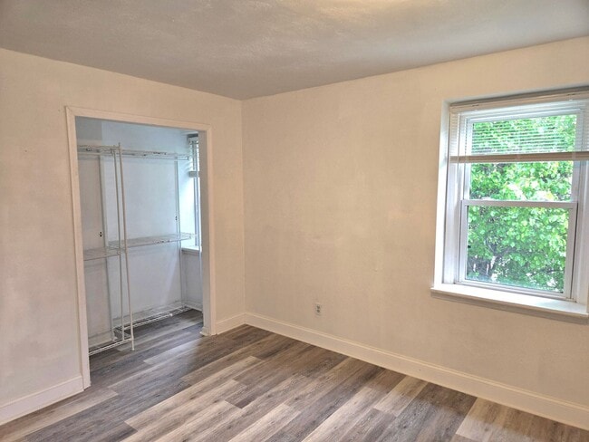 Building Photo - Spacious Five Bedroom