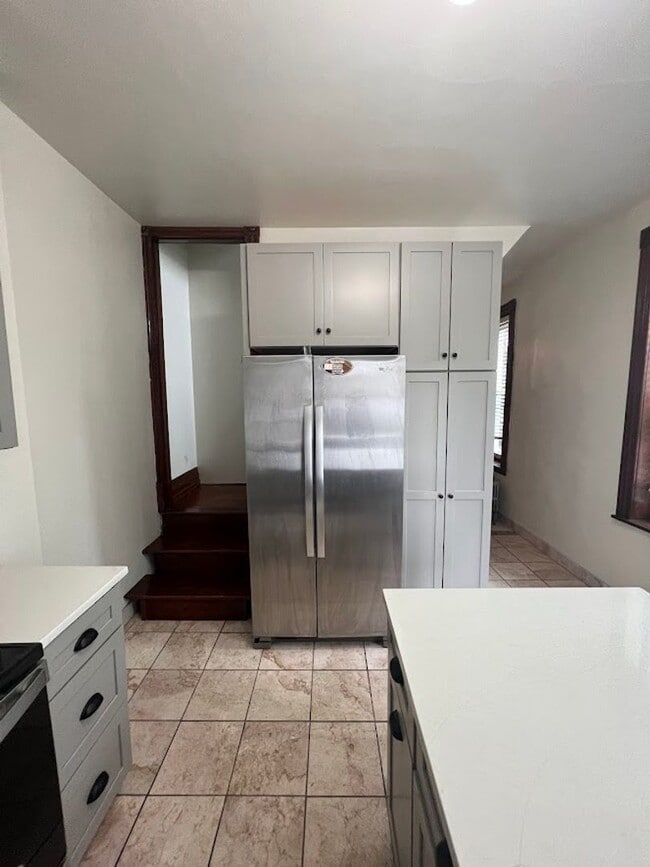 Building Photo - 5 Bed 2.5 Bath Single-Family Home