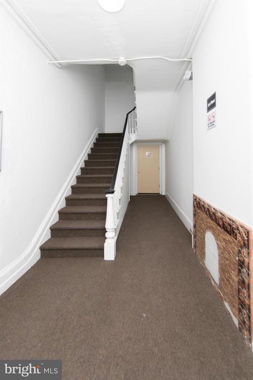 Building Photo - 9 E Holly