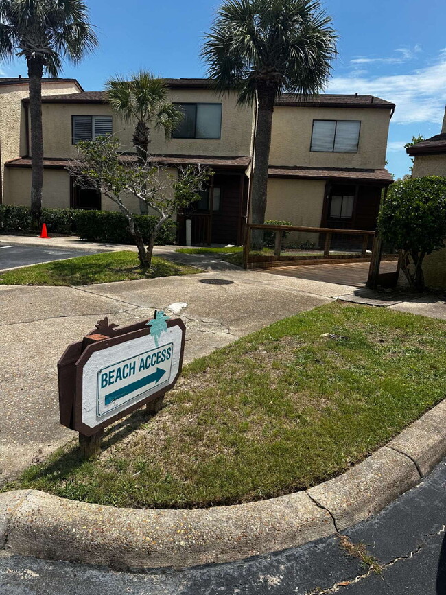 Building Photo - "Coastal Comfort: Spacious 2-Bed, 2-Bath C...
