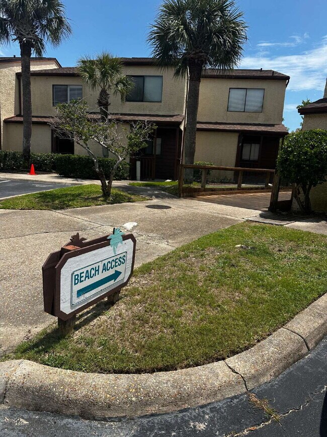 Building Photo - "Coastal Comfort: Spacious 2-Bed, 2-Bath Condo Retreat in Vibrant Panama City Beach!"