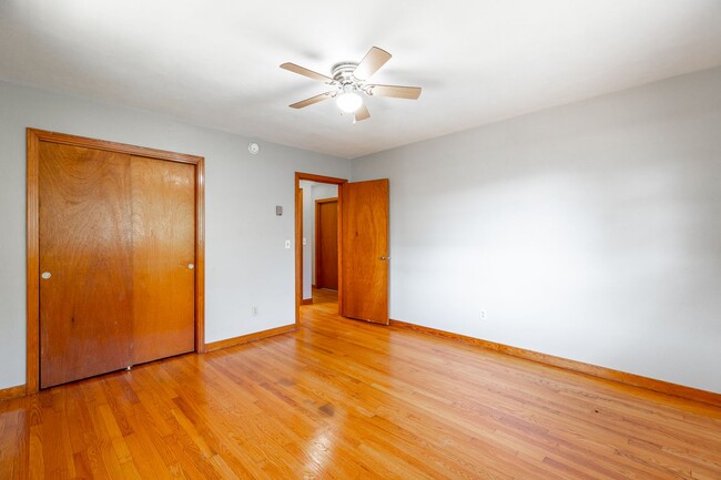 Building Photo - 2 bedroom, 1 bath unit in the heart of Eas...