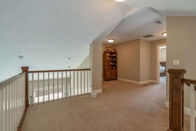 Building Photo - Upmarket Townhouse in Sought After Holladay City