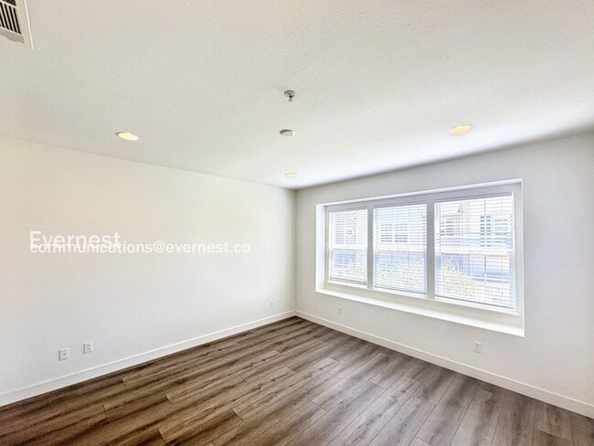 Building Photo - 650 Summer Ln
