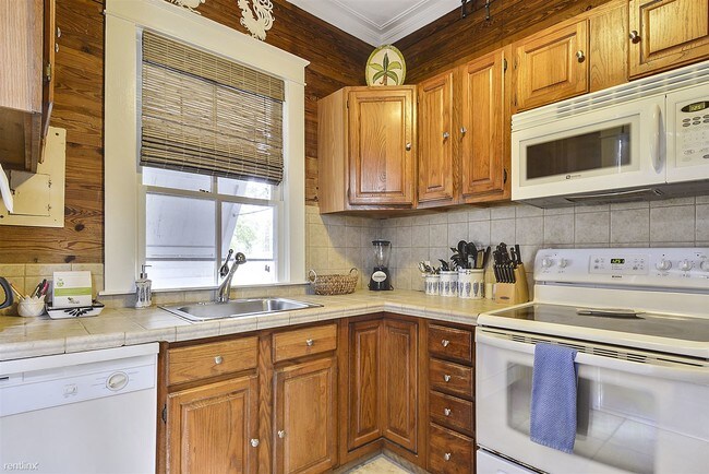 Building Photo - 1 br, 1 bath  - Newton's Nest
