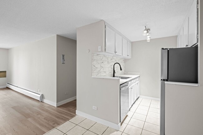 Building Photo - Updated 2-bedroom condo in Denver!