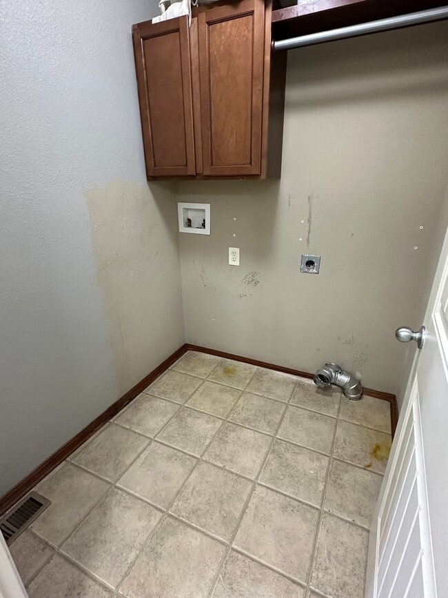 Building Photo - Beautiful Updated 5 Bedroom Home - Derby ,KS