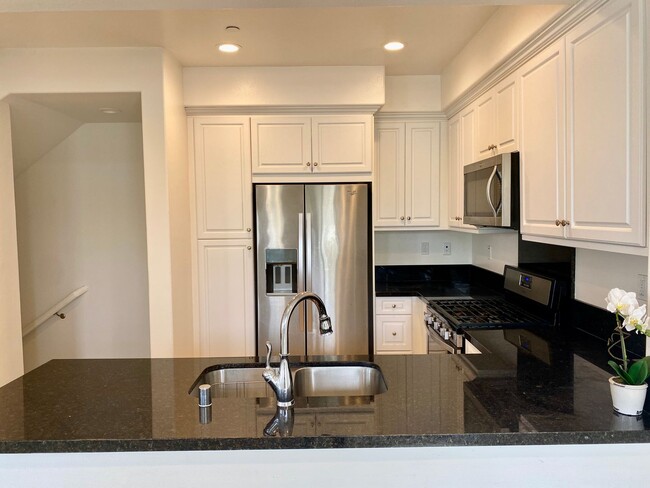 Building Photo - Modern Coastal Living – 2-Bed, 2.5-Bath Ho...