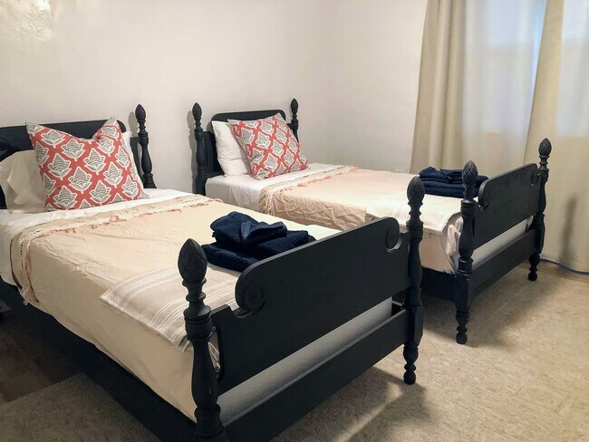 Building Photo - A true Tucson style home near the University of Arizona main campus! Must See!