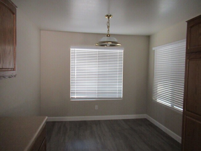 Building Photo - Nice Home in Estrella Vista Community, Goo...