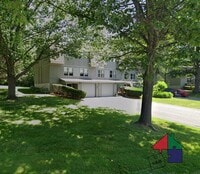 Building Photo - Modern 3 Bedroom 2.5 Bathroom Shelburne Apartment!