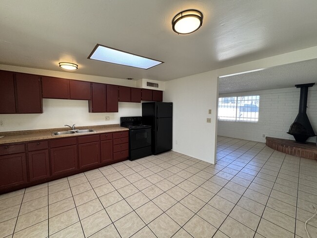 Building Photo - Introducing a charming 2 bedroom, 1 bathro...