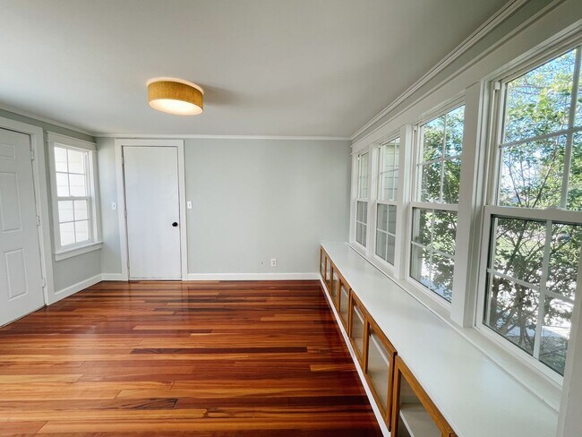 Building Photo - Adorable Midtown Tulsa Bungalow
