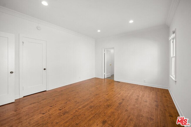 Building Photo - 125 S Orange Dr