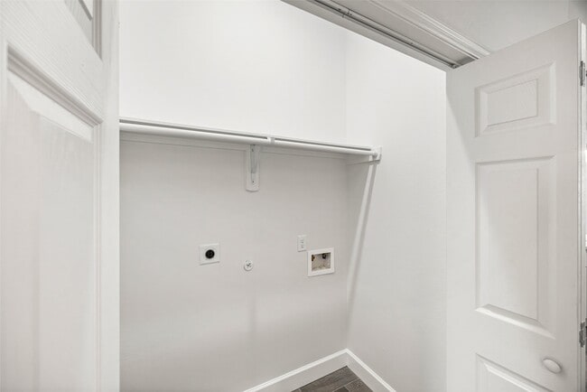 Building Photo - 1550 Lombardy St
