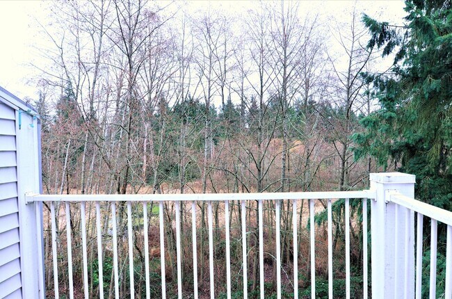 Building Photo - Top-Floor Condo near Bellevue Downtown