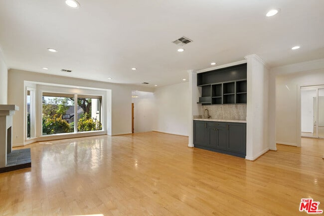 Building Photo - 2049 Watson St