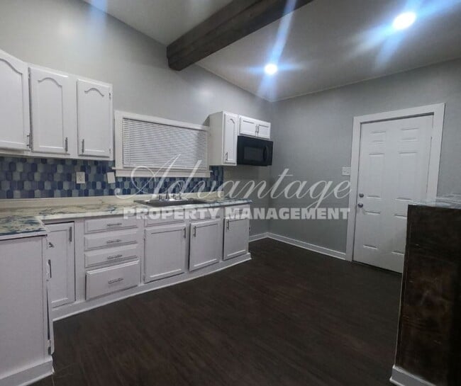 Building Photo - Cozy & Comfortable Newly Renovated 3 Bedro...
