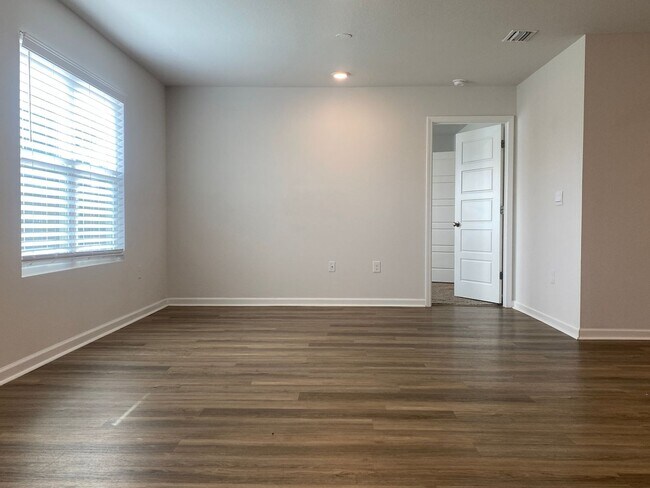 Building Photo - Efficient 4BR Living with Fenced Yard & Convenient Access