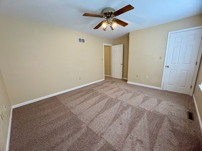 Building Photo - 3 Bedroom 1.5 Bathroom in Elizabethtown!