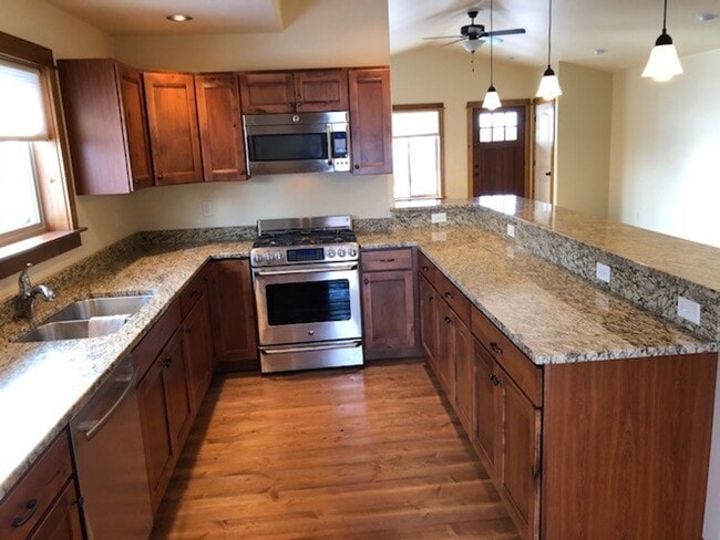 Building Photo - Comfortable Living in the Heart of Valley ...