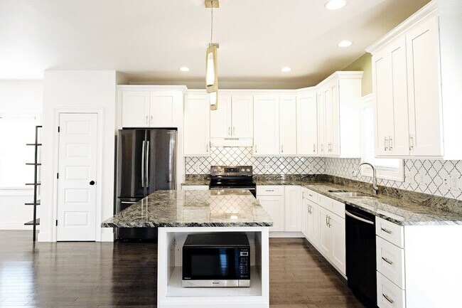 Building Photo - Pet-Friendly Belmont Home With Fenced Yard