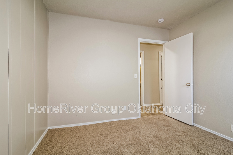 Building Photo - 1720 Ridgeway Dr