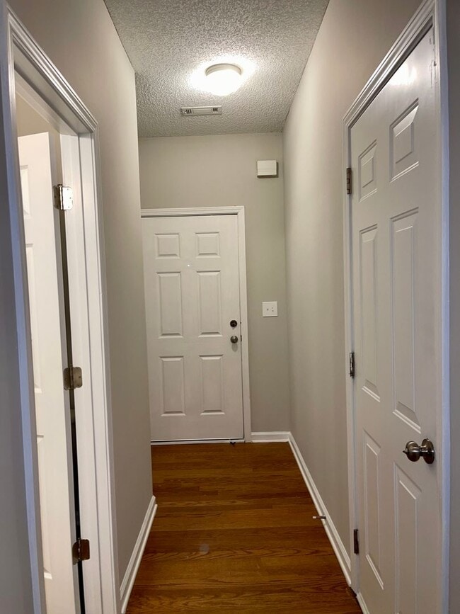Building Photo - Lovely 3 Bedroom/2.5 Bath Town Home w/ Garage!