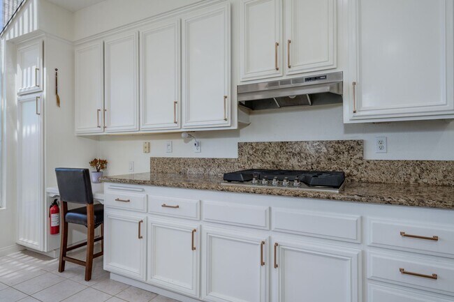 Building Photo - 1011 S Mountcrest Ct