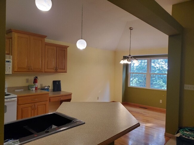 Building Photo - 3 bedroom 3 bath, 2car gar, balcony deck a...