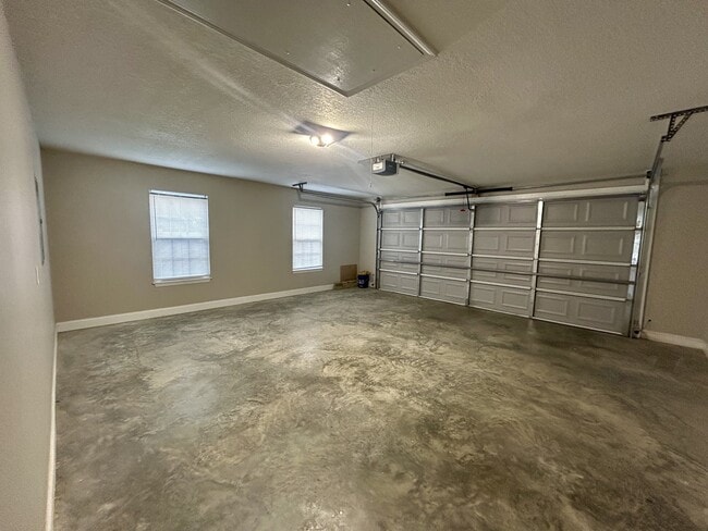 Building Photo - 7021 White Pine Ave
