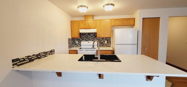 Building Photo - Newly Updated Townhouse in Tacoma! $500.00...