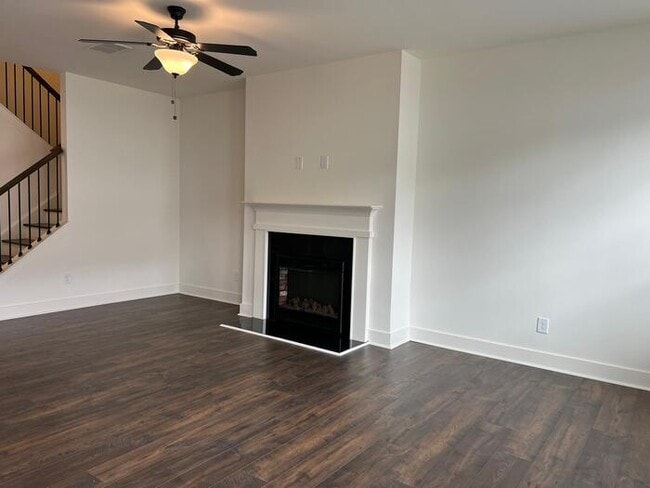 Building Photo - 3 bedroom Townhome in Auburn