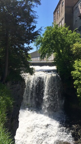 Building Photo - 2104 Spring St