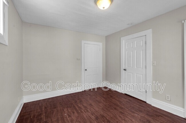 Building Photo - 331 Schenck St