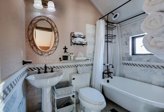 Building Photo - Winter rental! Luxury 4 bed, 3 bath home i...