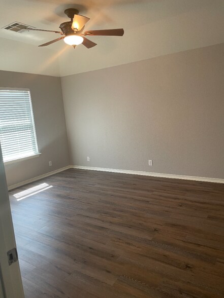 Building Photo - 113 Bronco Bend