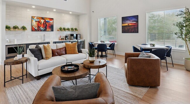 Building Photo - 637 Canvas Ave