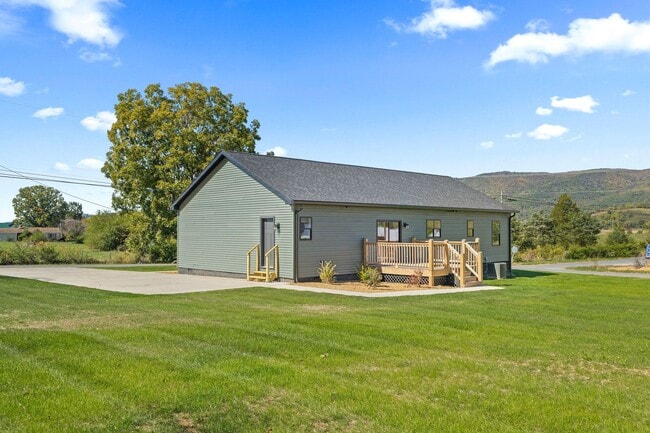 Building Photo - Modern Mountain Living Minutes from the Watauga River!