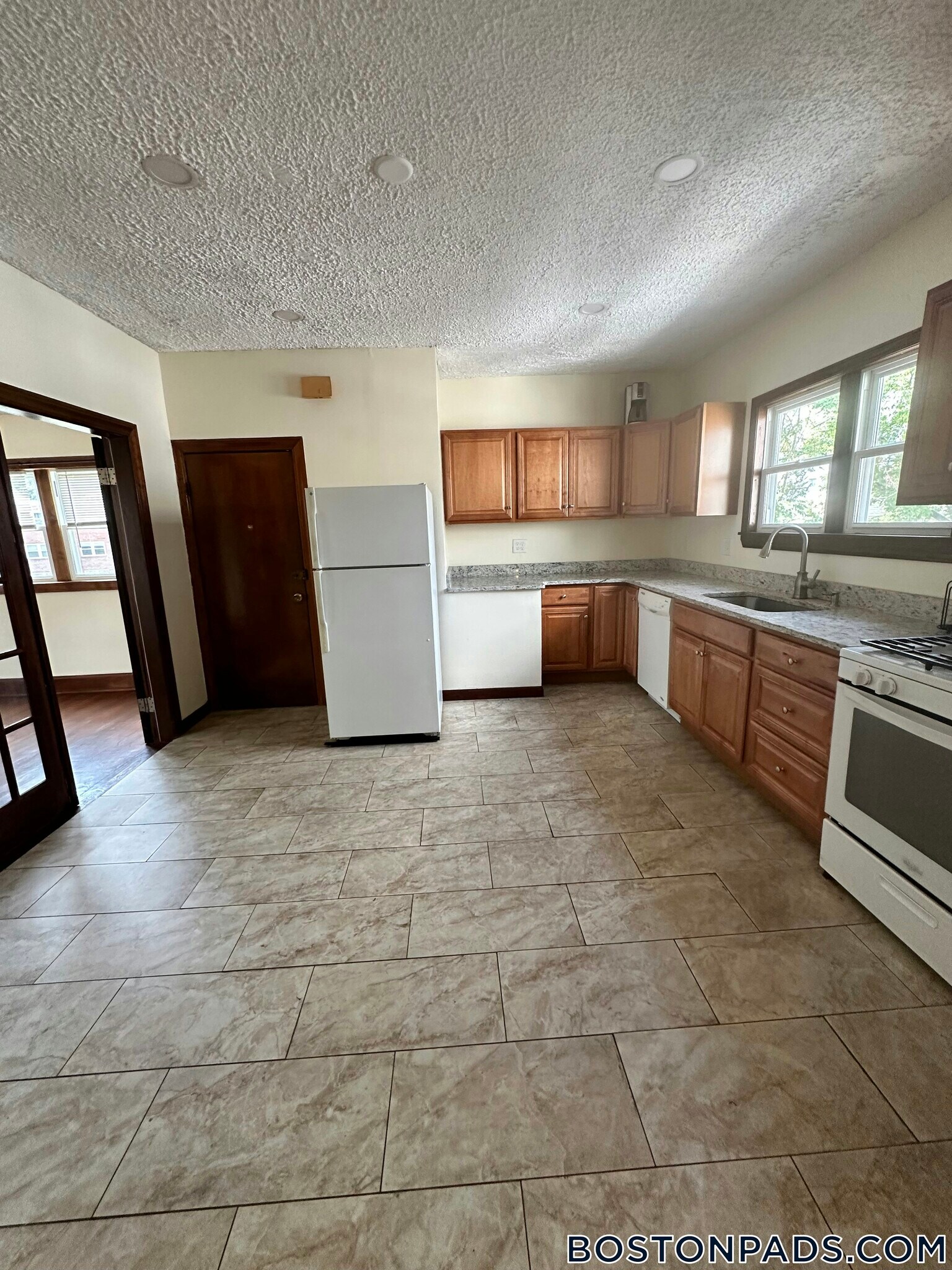 Building Photo - 569 Main St