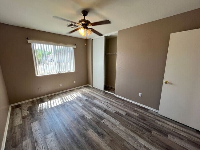 Building Photo - READY TO VIEW NOW! Spacious 3 Bed 2 Bath H...